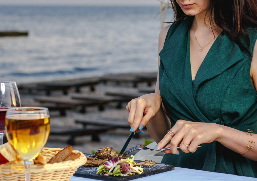 fried beef on wooden board por DatAlpine