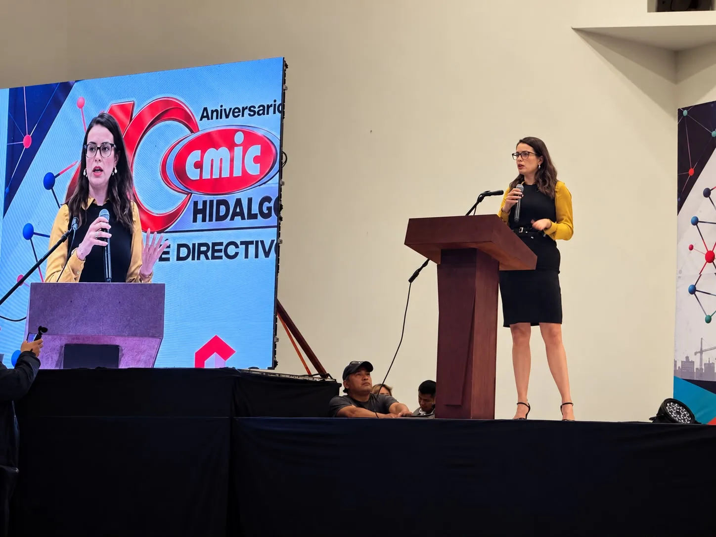 Dania Peñafiel, socia fundadora y directora comercial de Teseo Data Lab, presenta la conferencia sobre la construcción en Hidalgo 2027 en Expo Construcción 2026 de CMIC Hidalgo