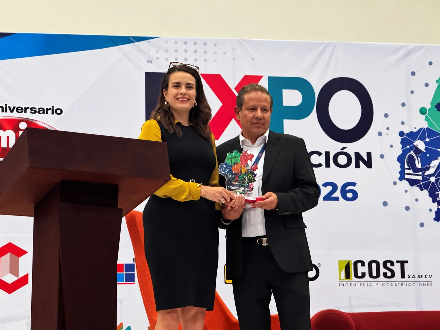 Dania Peñafiel, de Teseo Data Lab, recibe un reconocimiento en Expo Construcción 2026 de CMIC Hidalgo