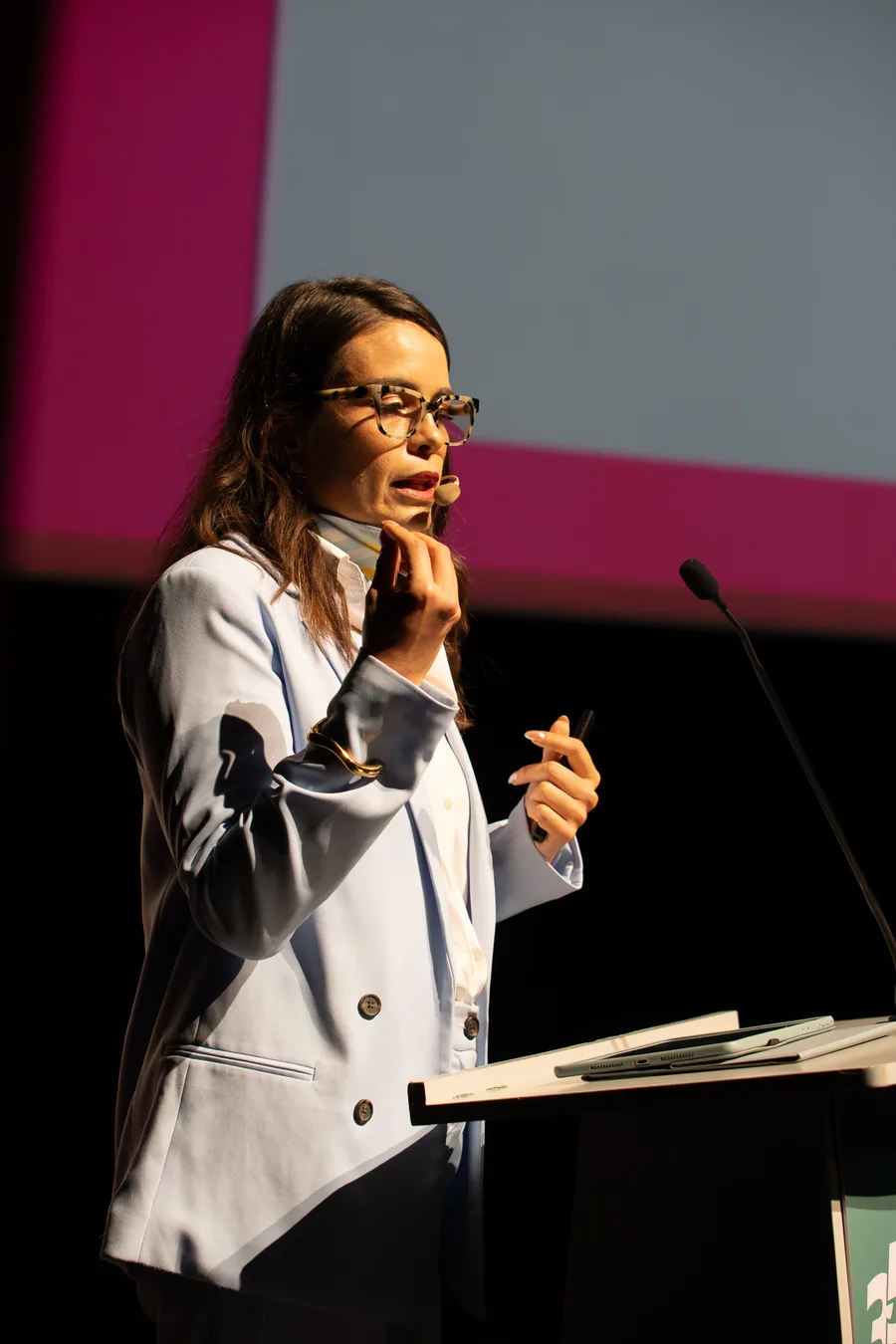 Dania Peñafiel, de Teseo Data Lab, durante su ponencia en el 35 Foro Inmobiliario AMPI Guadalajara