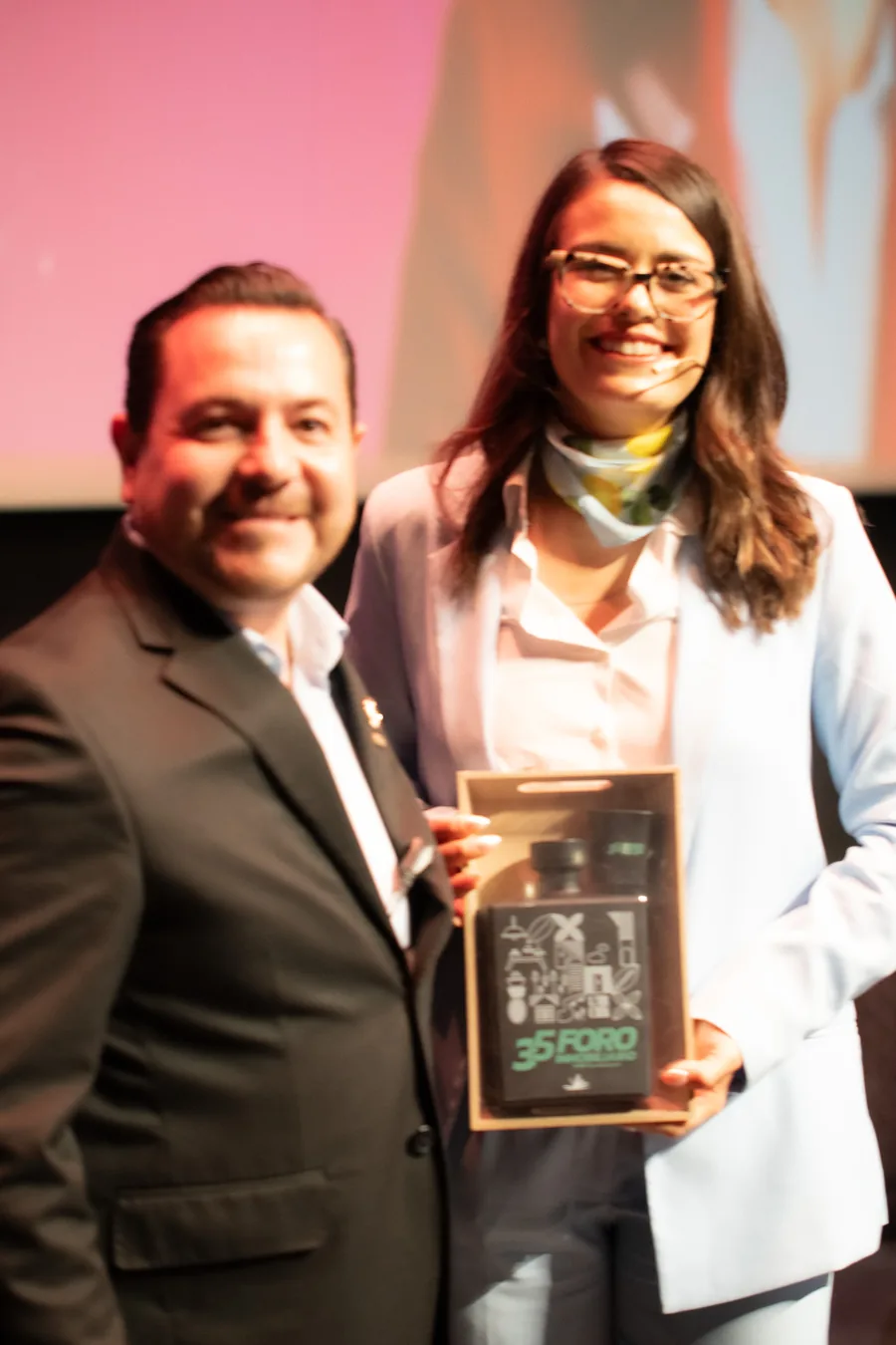 Dania Peñafiel recibe un reconocimiento por su participación en el 35 Foro Inmobiliario AMPI Guadalajara