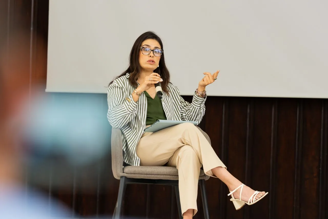 Dania Peñafiel Puertas, directora comercial de Teseo Data Lab, durante el conversatorio sobre EPP no conformes en IPTECH by PESI 2026, en San Salvador