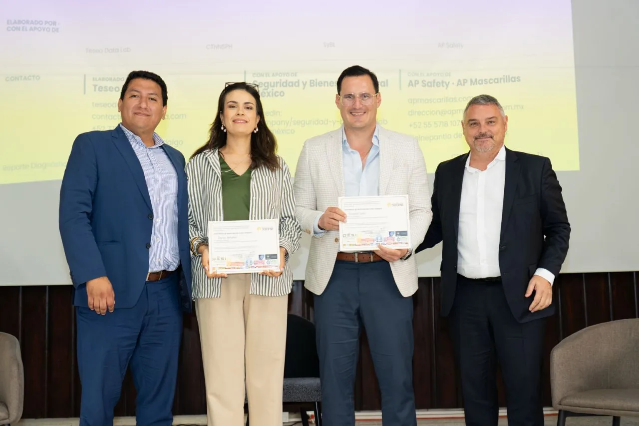 Participantes del conversatorio sobre EPP no conformes reciben su reconocimiento en el IV Congreso Internacional IPTECH by PESI 2026