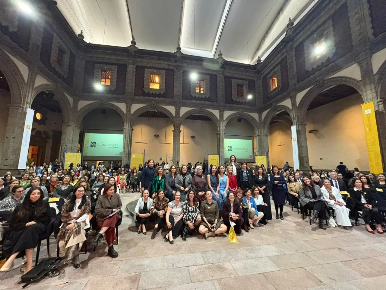 Asistentes al foro «México en la visión de Las Economistas. Ver para crecer» en el Museo Interactivo de Economía (MIDE), Ciudad de México