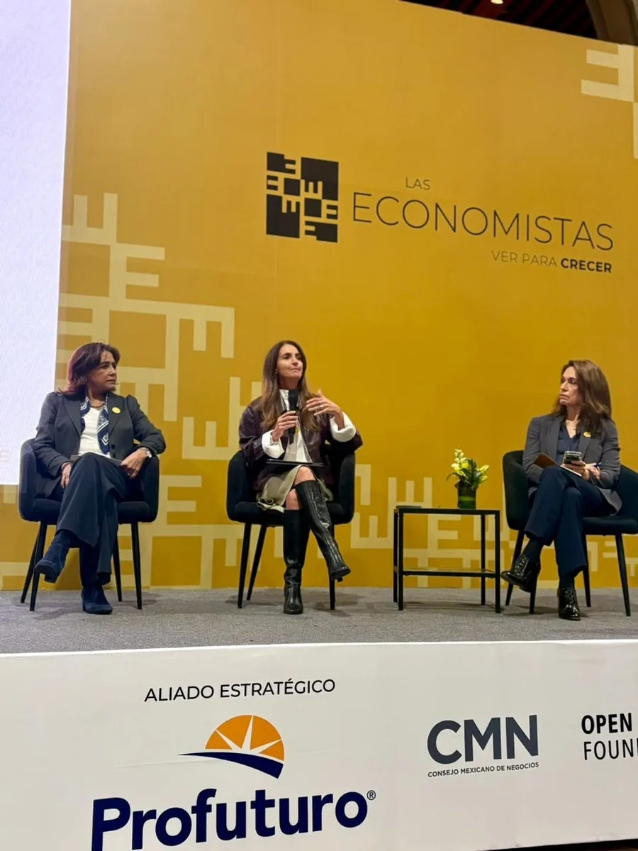 Panelistas en el escenario del foro Las Economistas 2026, en el MIDE, Ciudad de México
