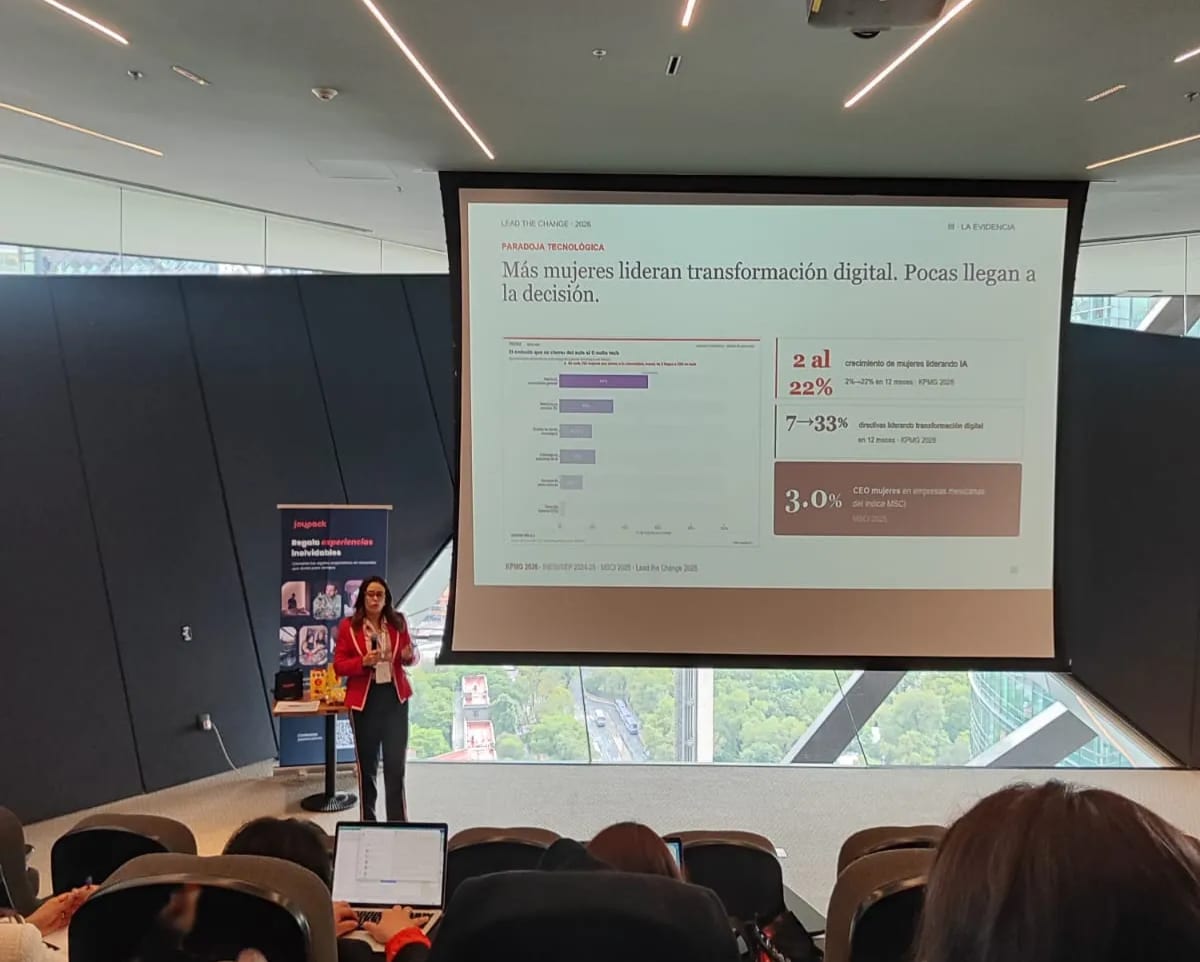Ponente de Teseo Data Lab presentando datos sobre liderazgo femenino en transformación digital durante el encuentro Women to Lead